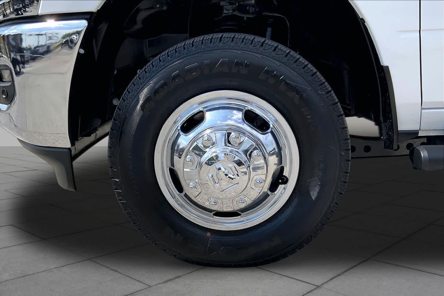 New 2026 Bright White Clear-Coat Exterior Paint RAM Tradesman image 8
