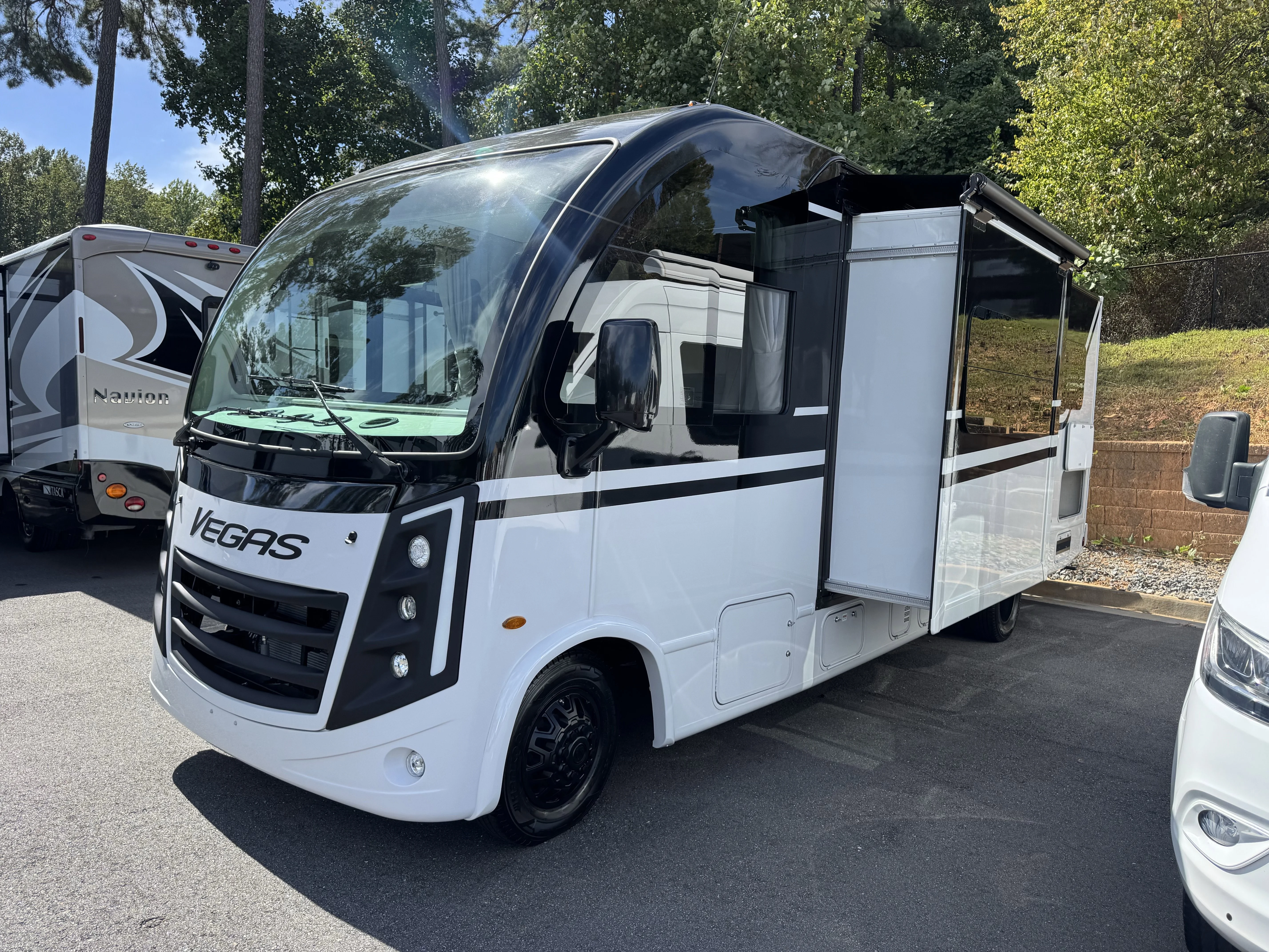 New 2026  Thor Motor Coach  image 3