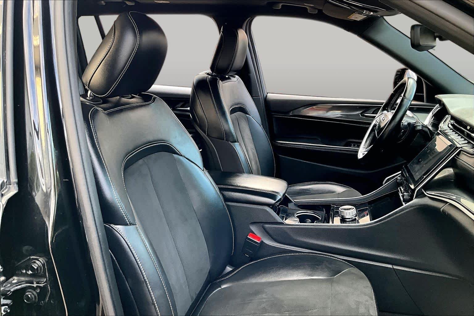 Used 2021 Diamond Black Crystal Pearlcoat Jeep Altitude image 9