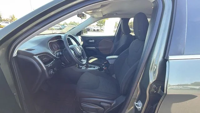 Used 2019 Green Jeep Latitude image 32