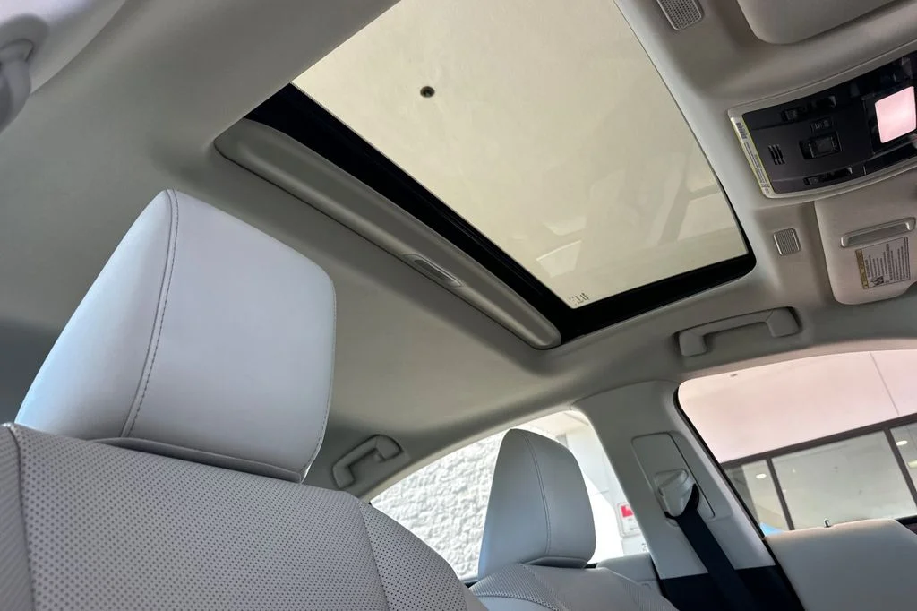 Used 2025 White Lexus 350 image 18