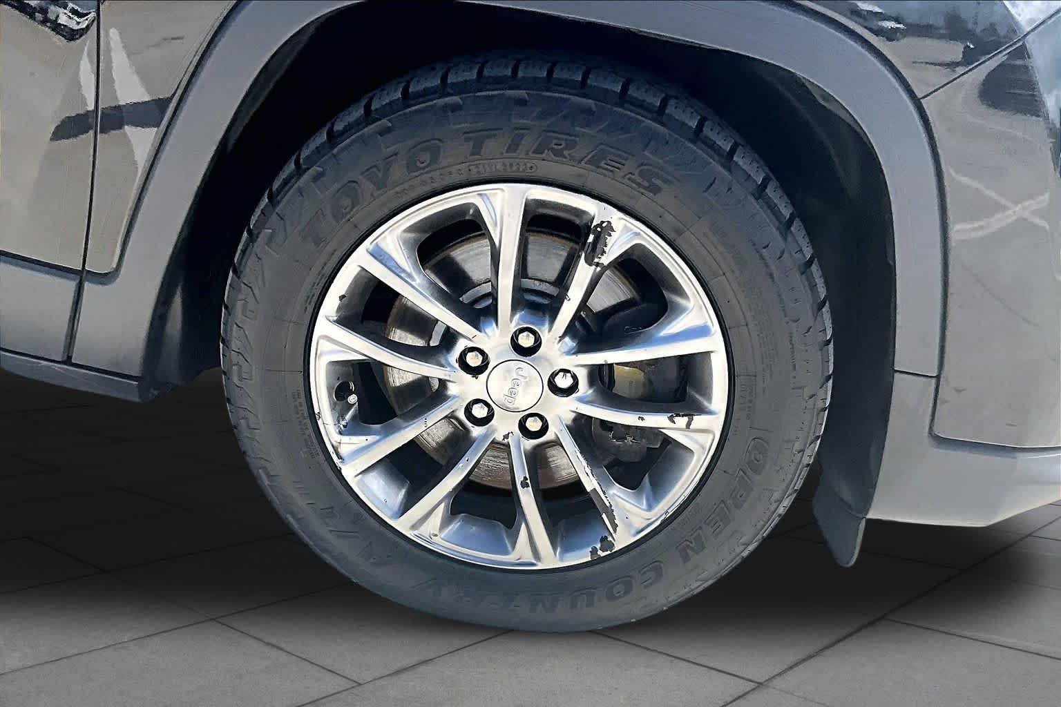 Used 2019 Diamond Black Crystal Pearlcoat Jeep Latitude Plus image 10