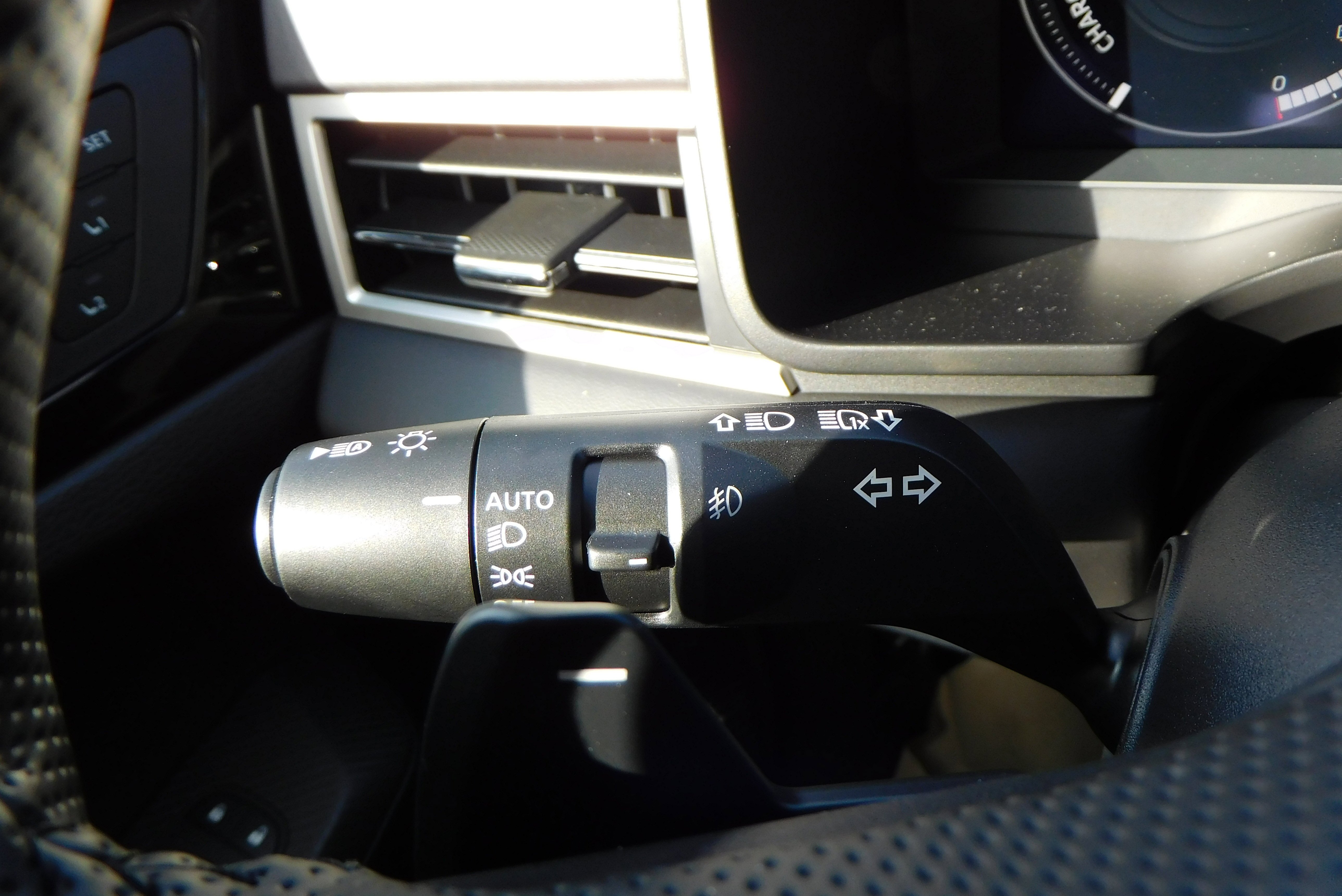 Used 2025 WHITE DIMD Mitsubishi SEL Platinum Edition image 22