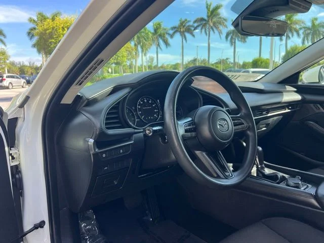 Used 2020 White Mazda  image 23