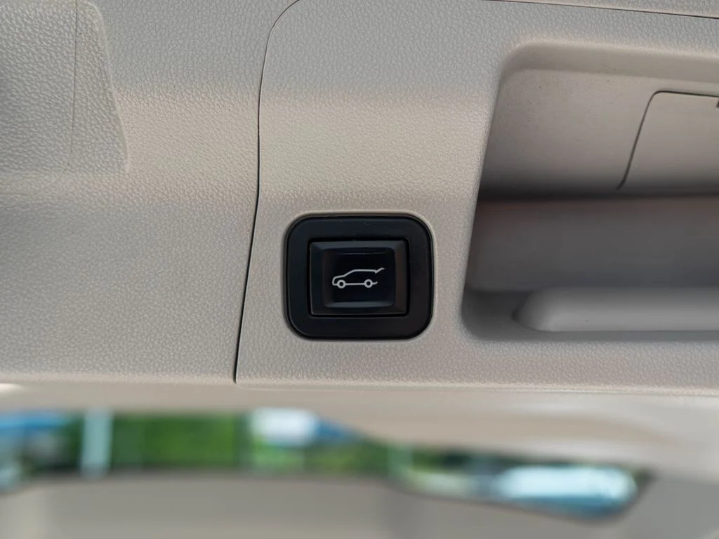Used 2018 Silver GMC SLE-2 image 34