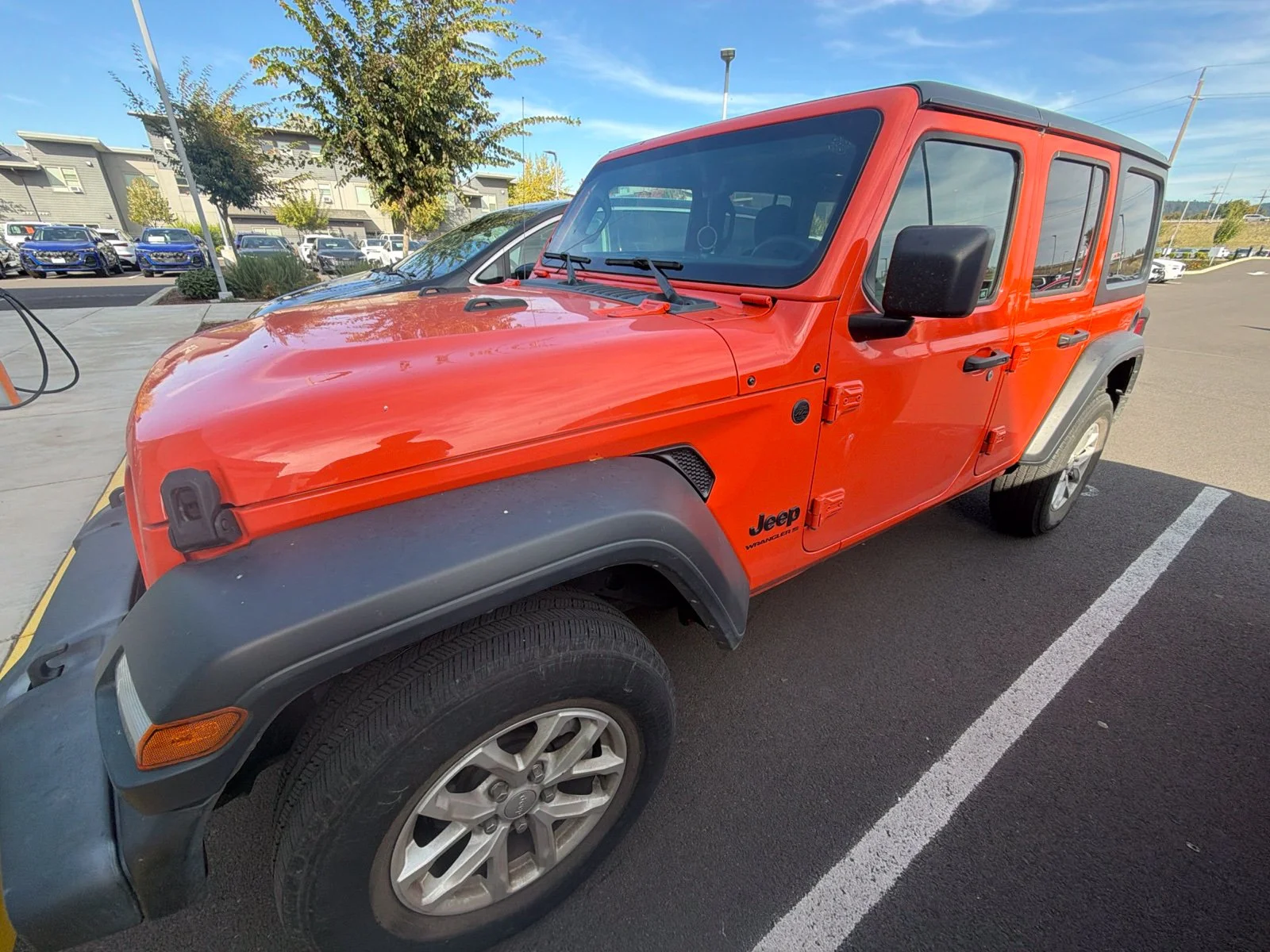 Used 2023  Jeep Sport S image 5