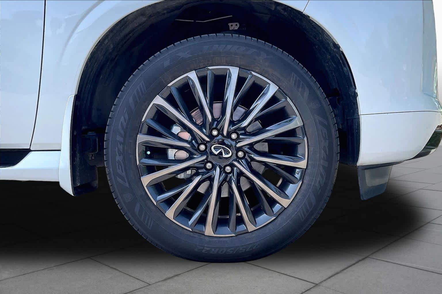 Used 2025 Radiant White/Black Obsidian INFINITI AUTOGRAPH image 10