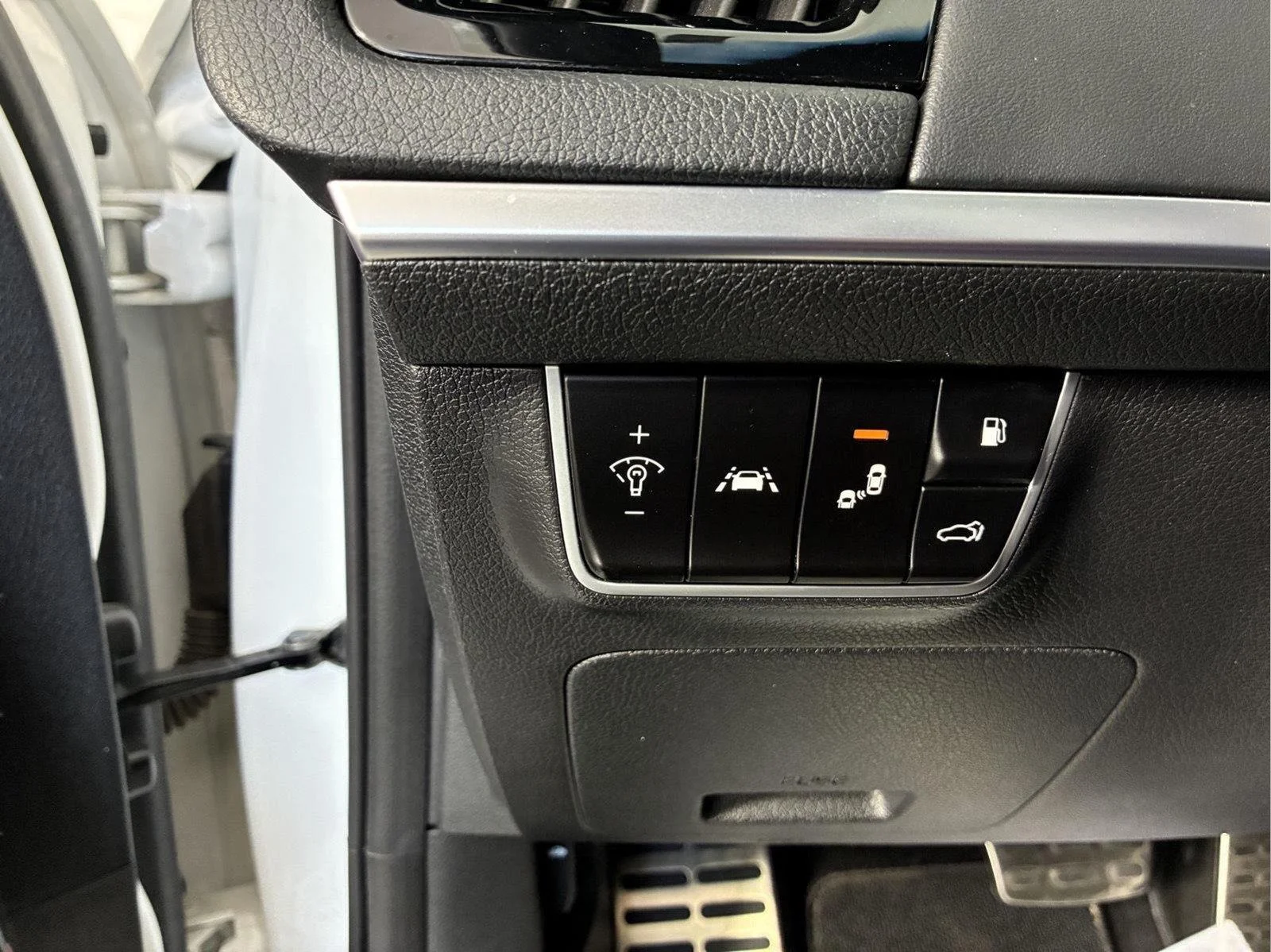 Used 2018 Snow White Pearl Kia GT2 image 33