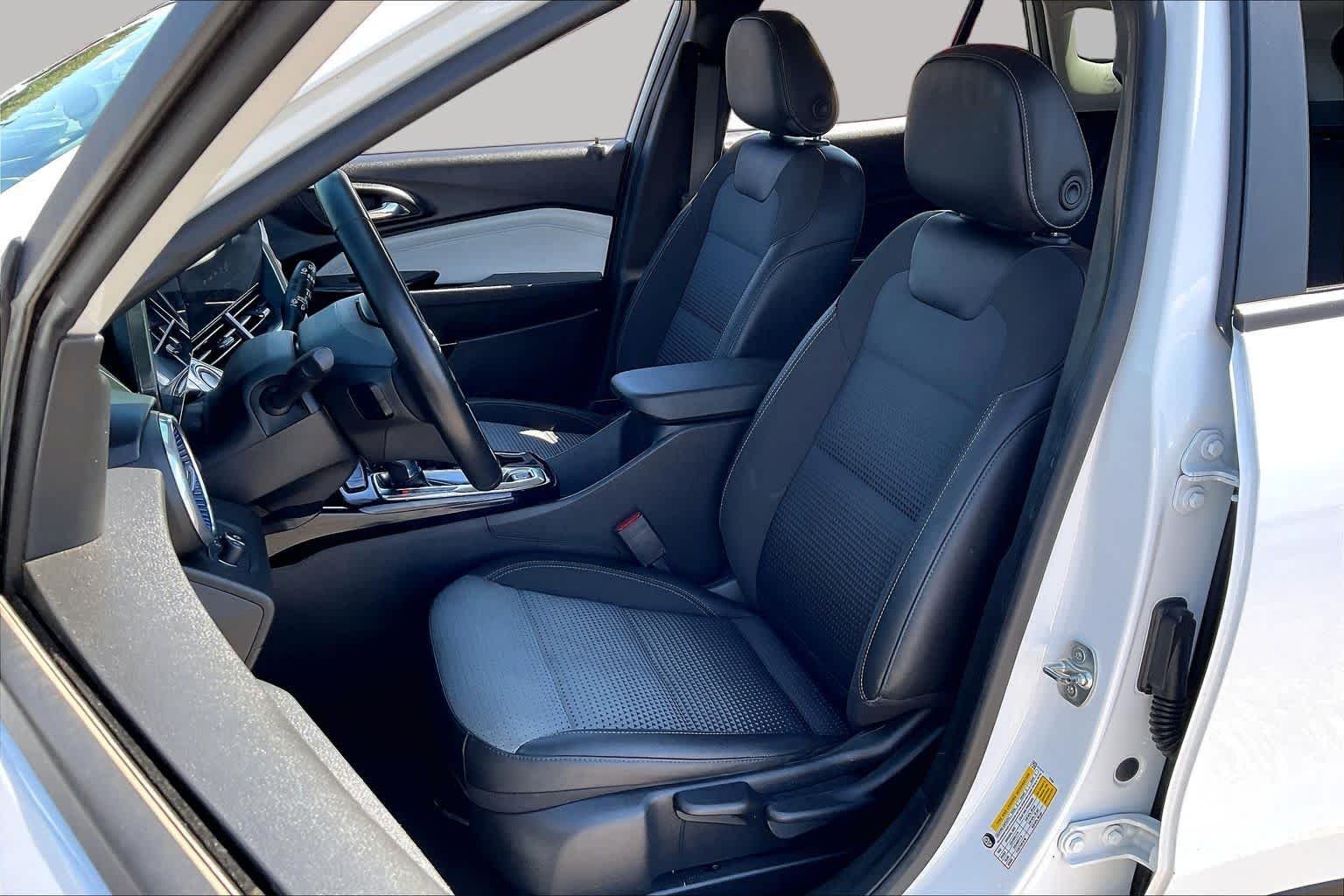 Used 2024 Summit White Chevrolet LT image 8