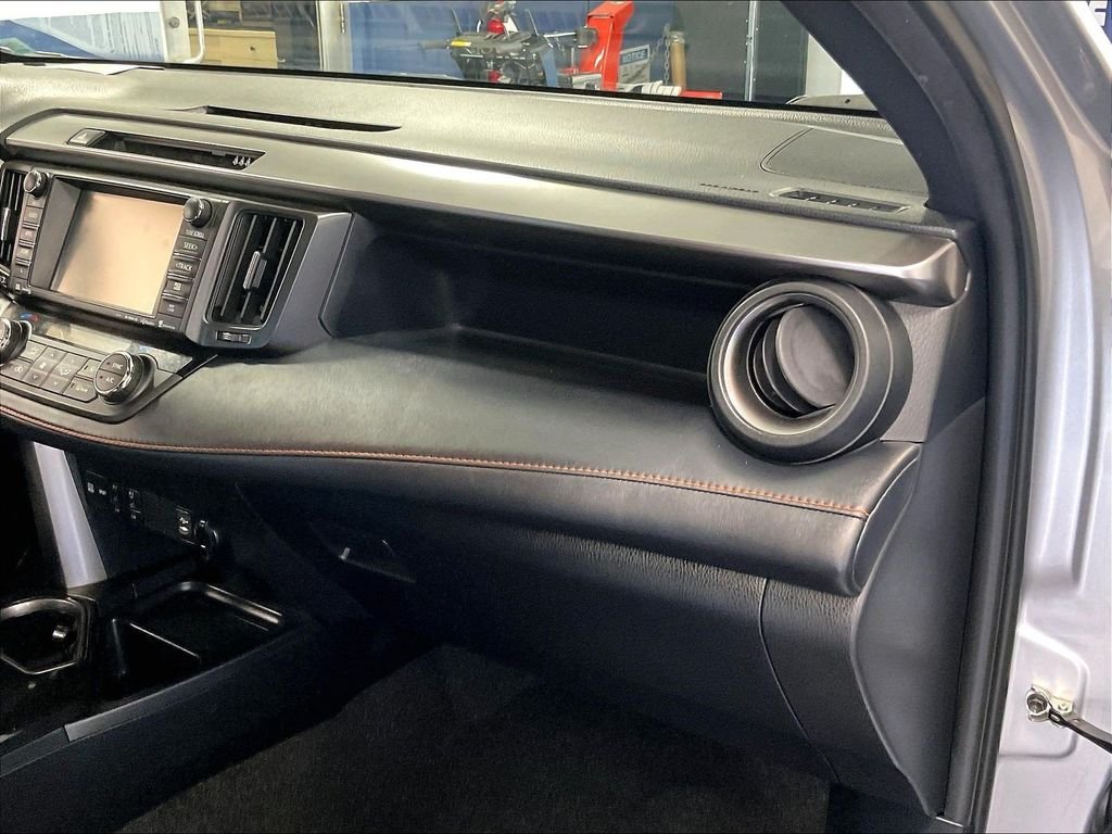 Used 2018 Silver Toyota SE image 13