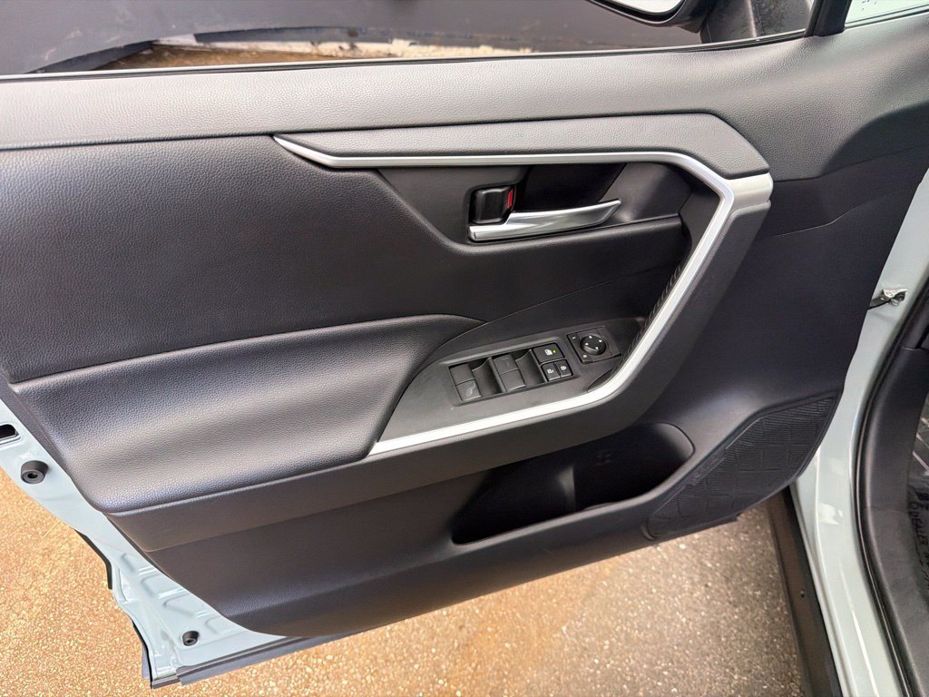 Used 2019  Toyota XLE image 11