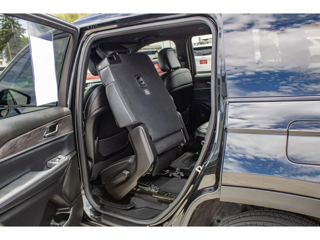 Used 2024 Diamond Black Crystal Pearlcoat Jeep Limited image 15