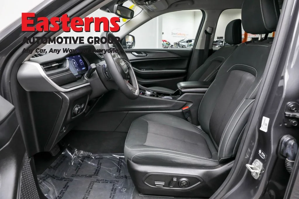 Used 2023 Gray Jeep Laredo image 14