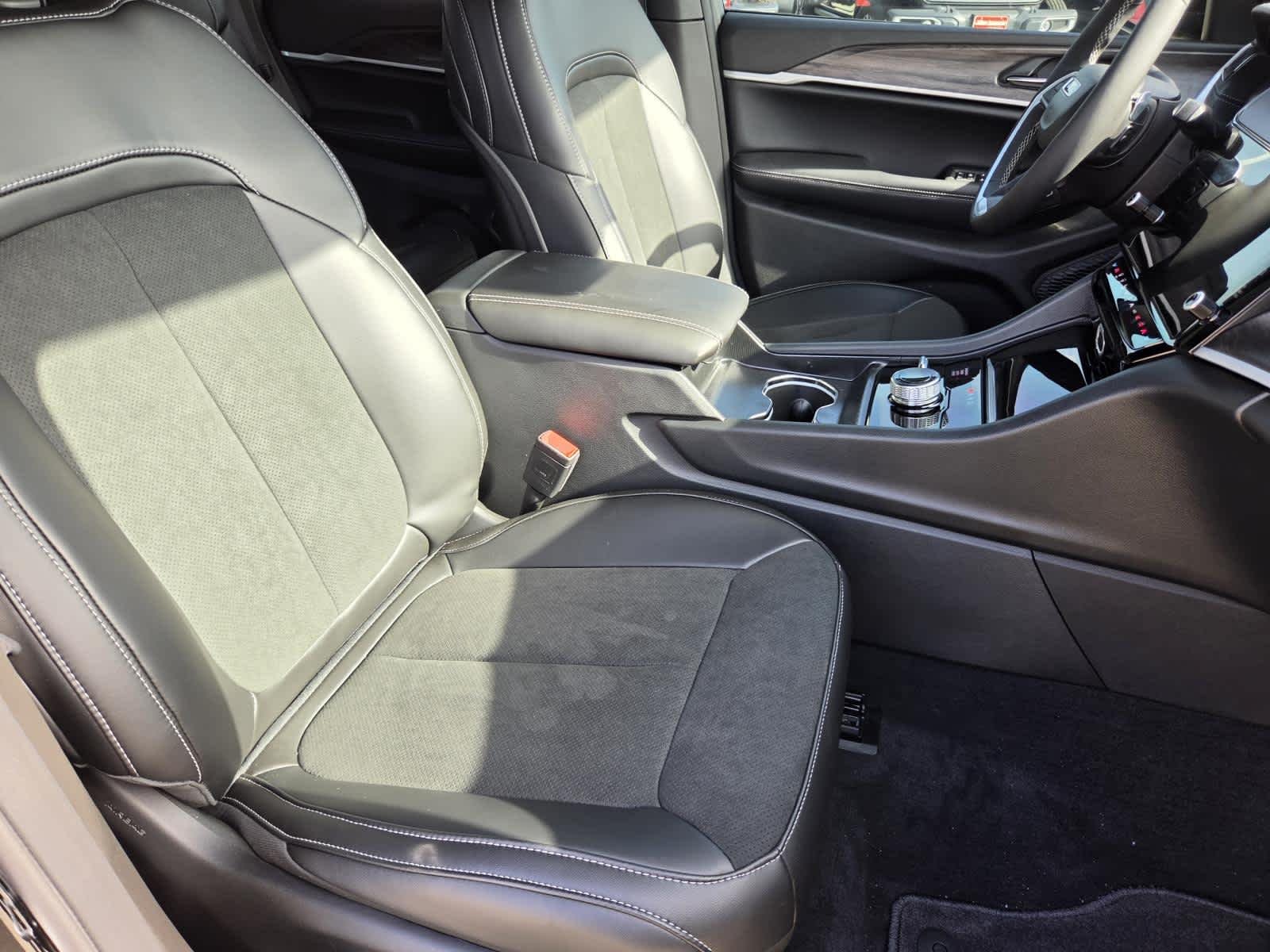New 2027 High-Gloss Black Paint Jeep Laredo Altitude image 10