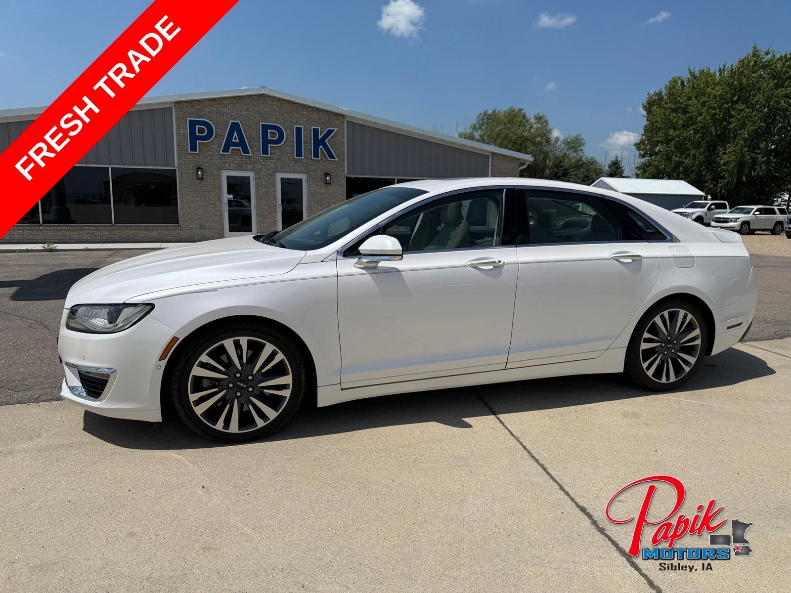 Used 2017 White Platinum Clearcoat Metallic Lincoln Reserve image 1