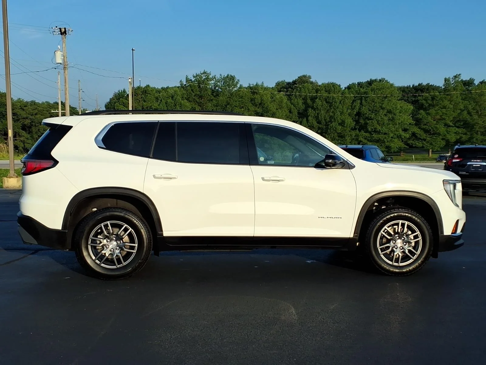 Used 2025 White GMC Elevation image 2
