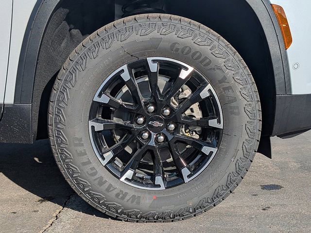 New 2026 Polar White Tricoat Chevrolet Z71 image 6