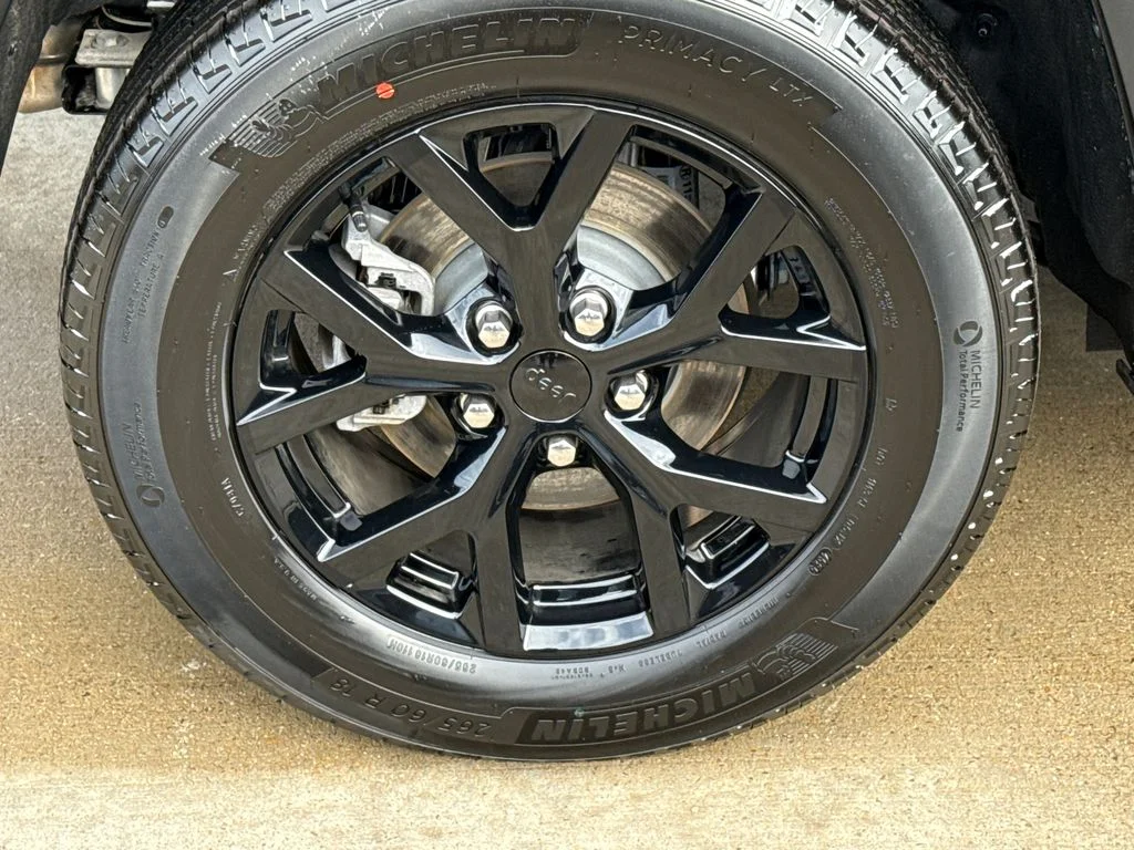 New 2026 Diamond Black Crystal Pearl-Coat Exterior Paint Jeep Altitude image 9