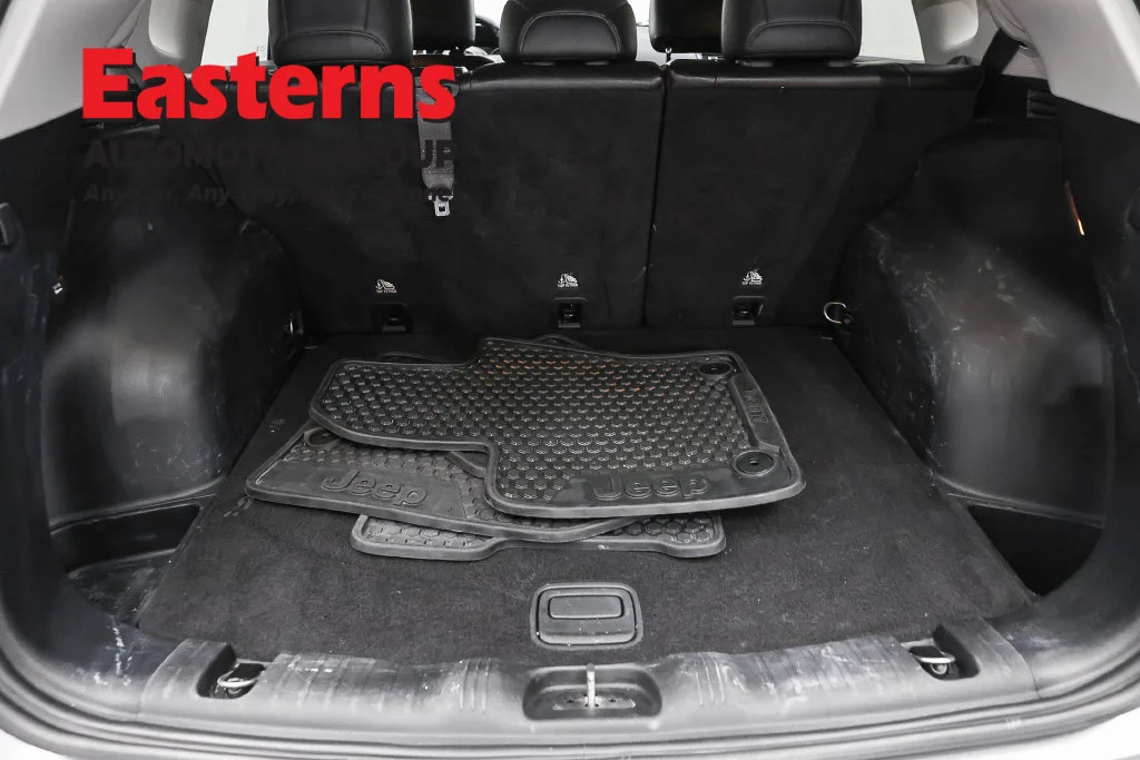 Used 2020 Silver Jeep Latitude image 9