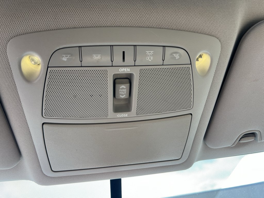 Used 2015 Arctic Blue Metallic Nissan SL image 21