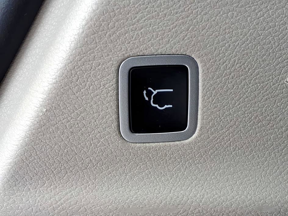 Used 2023 Bright White Clearcoat Chrysler LX image 11