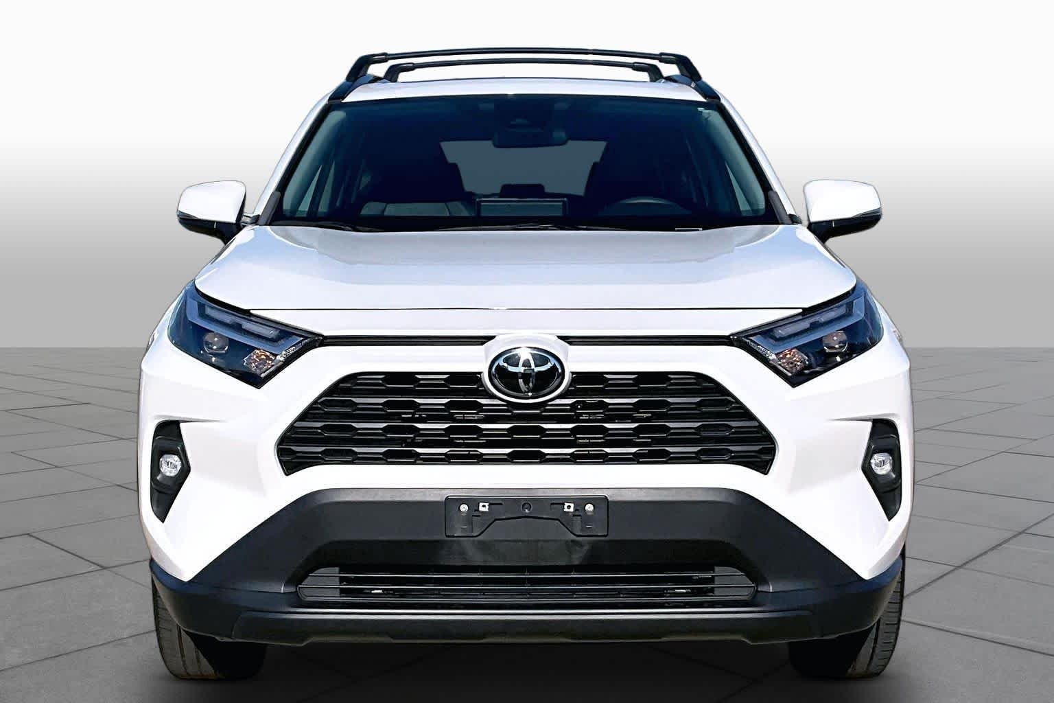 Used 2023 Wind Chill Pearl Toyota XLE Premium image 4