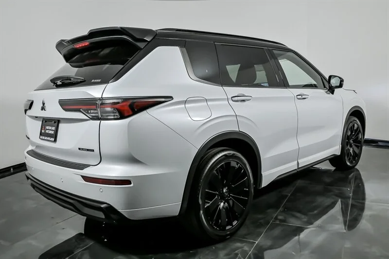 New 2026 White Diamond w/ Black Roof Mitsubishi Black Edition image 8