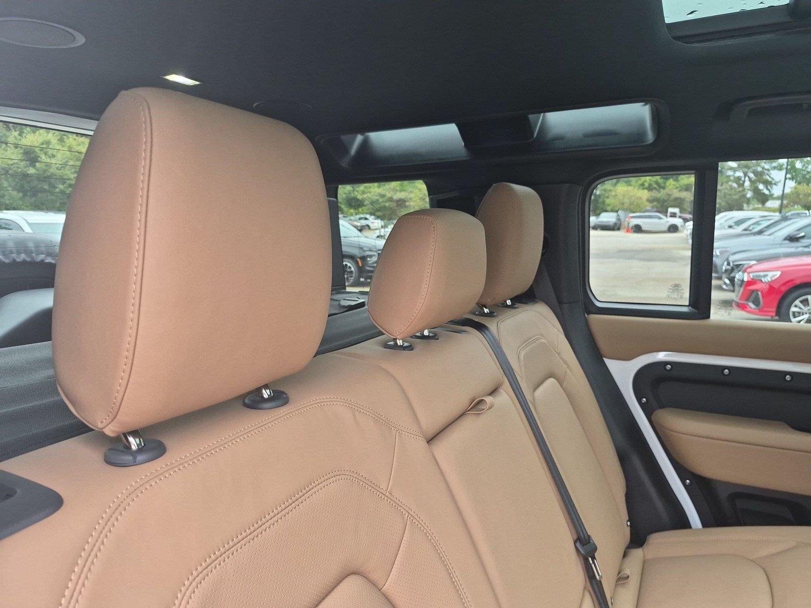 New 2026 Fuji White Land Rover X-Dynamic SE image 31