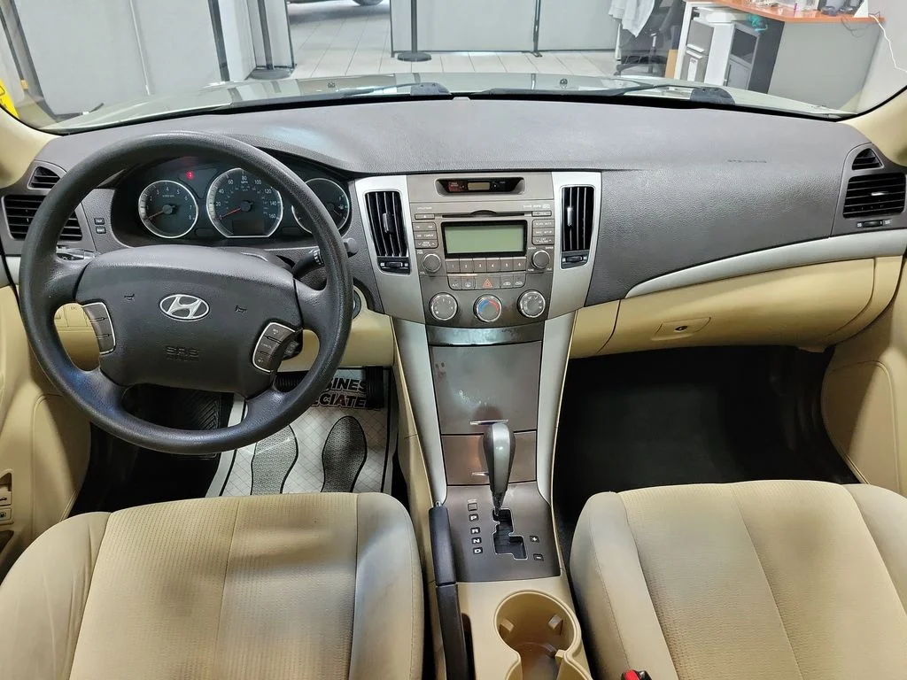 Used 2010 Beige Hyundai GLS image 3