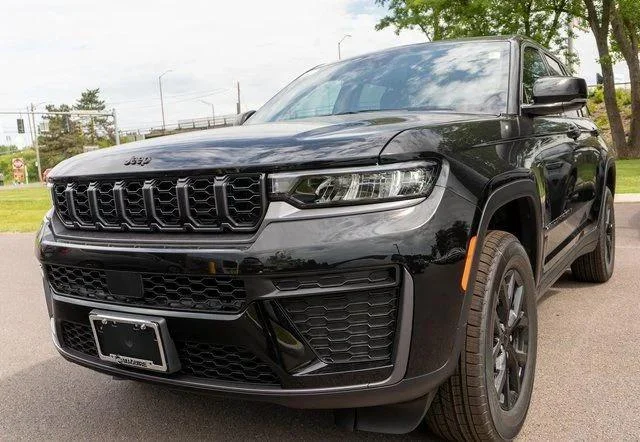 New 2026 Diamond Black Crystal Pearlcoat Jeep Laredo image 2