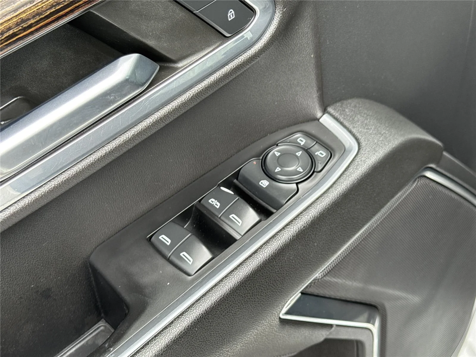 Used 2023 Summit White GMC SLE image 18