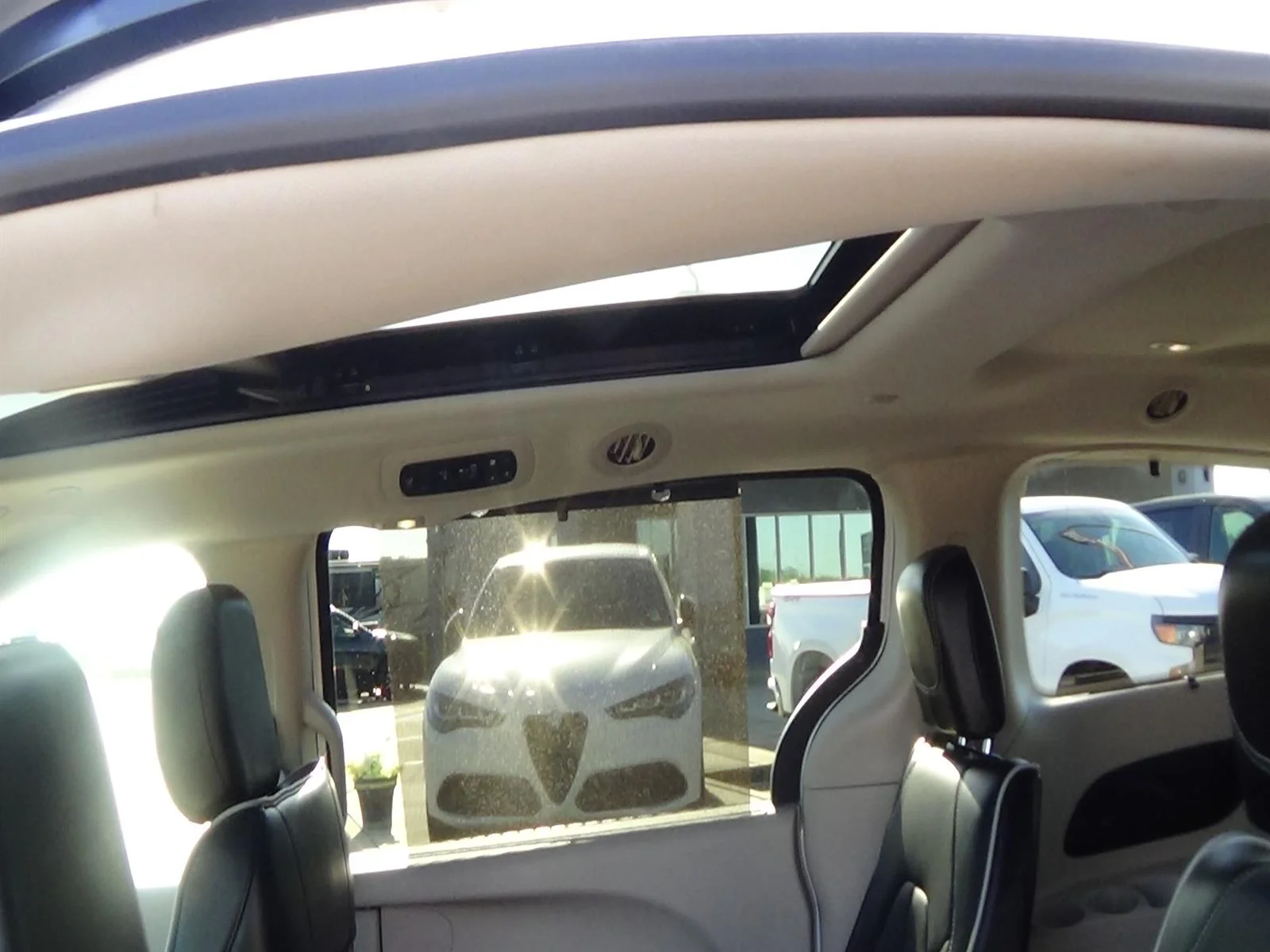 Used 2024 Bright White Clear Coat (pw7) Chrysler Limited image 14