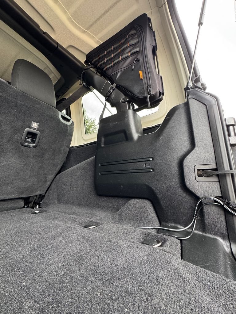 Used 2018 Granite Crystal Metallic Clearcoat Jeep Unlimited Sport S image 11