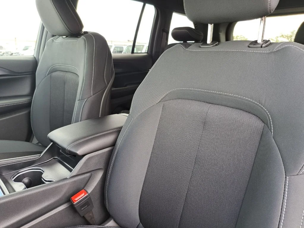 New 2026 Diamond Black Crystal Pearl-Coat Exterior Paint Jeep Laredo image 17