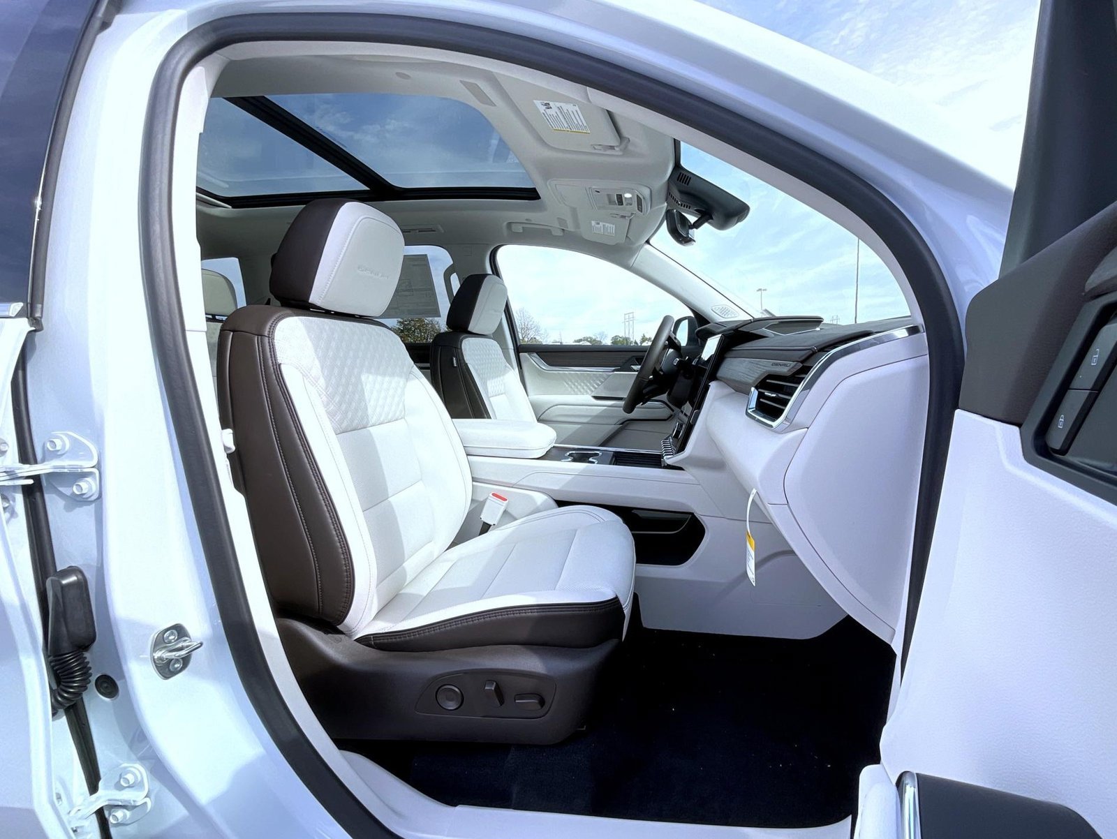 2027 GMC Acadia Denali - Photo 15