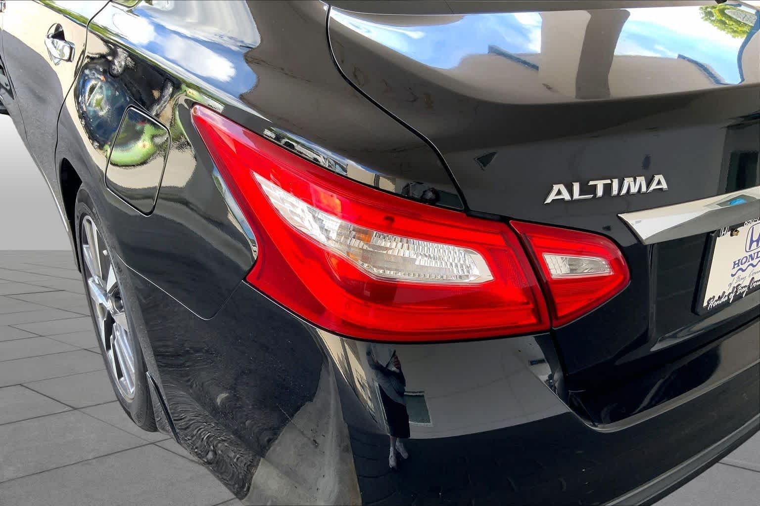 Used 2016 Super Black Nissan 2.5 SV image 28