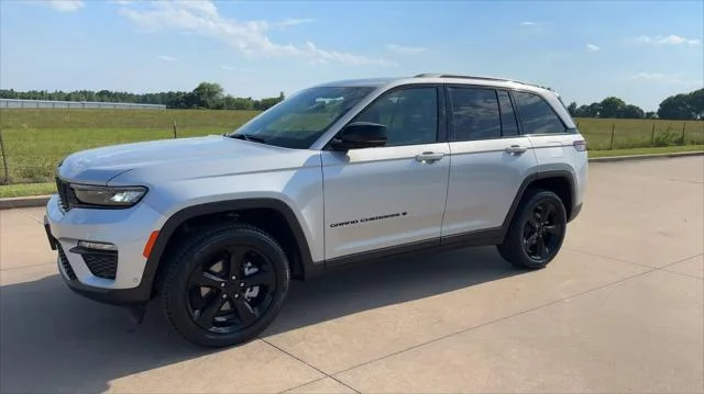 New 2025 Silver Zynith Exterior Paint Jeep Limited image 17