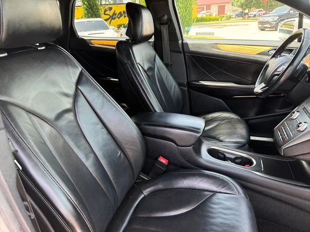 Used 2015 White Lincoln Base image 26
