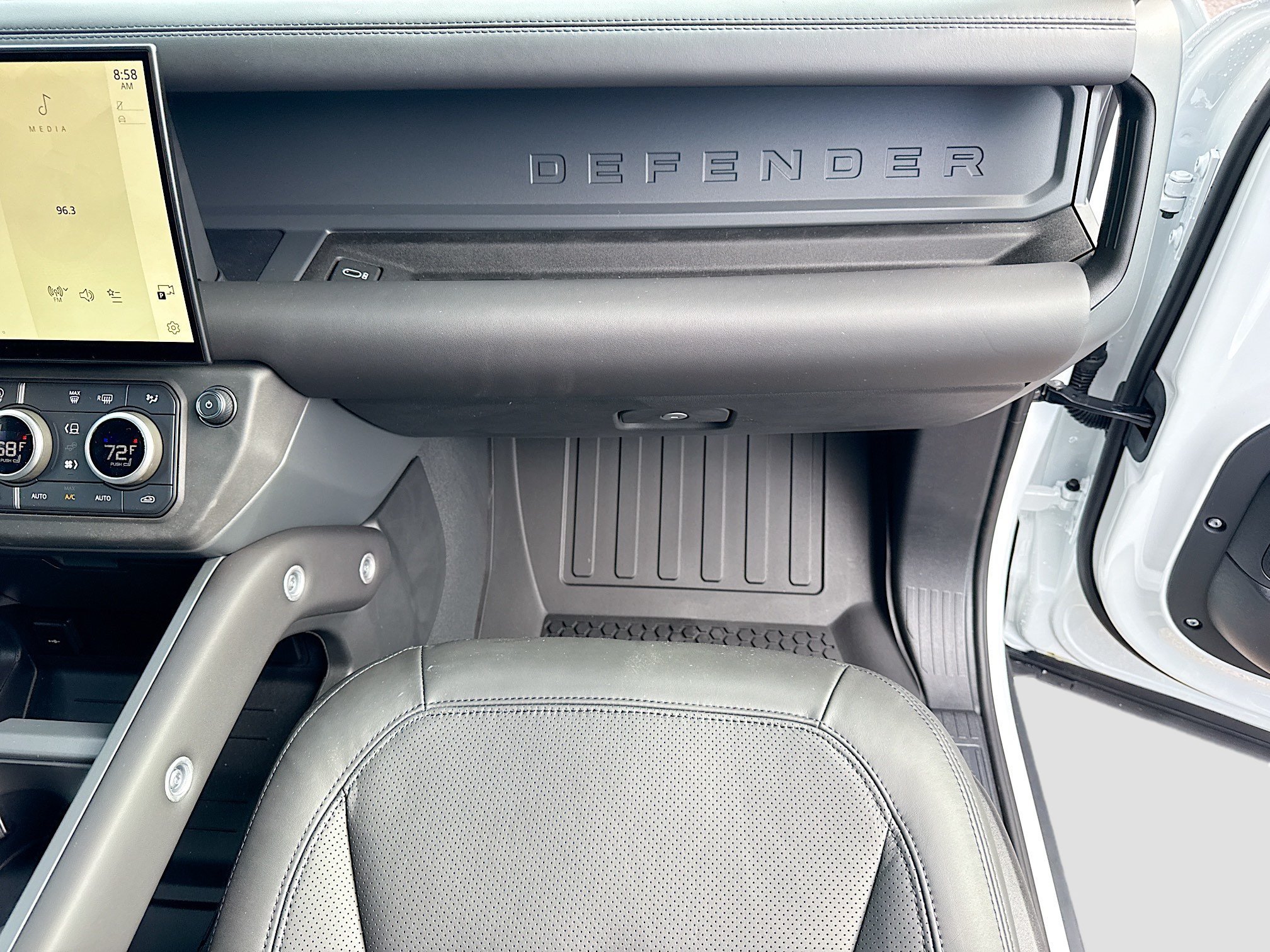 New 2026 Fuji White Land Rover X-Dynamic SE image 18