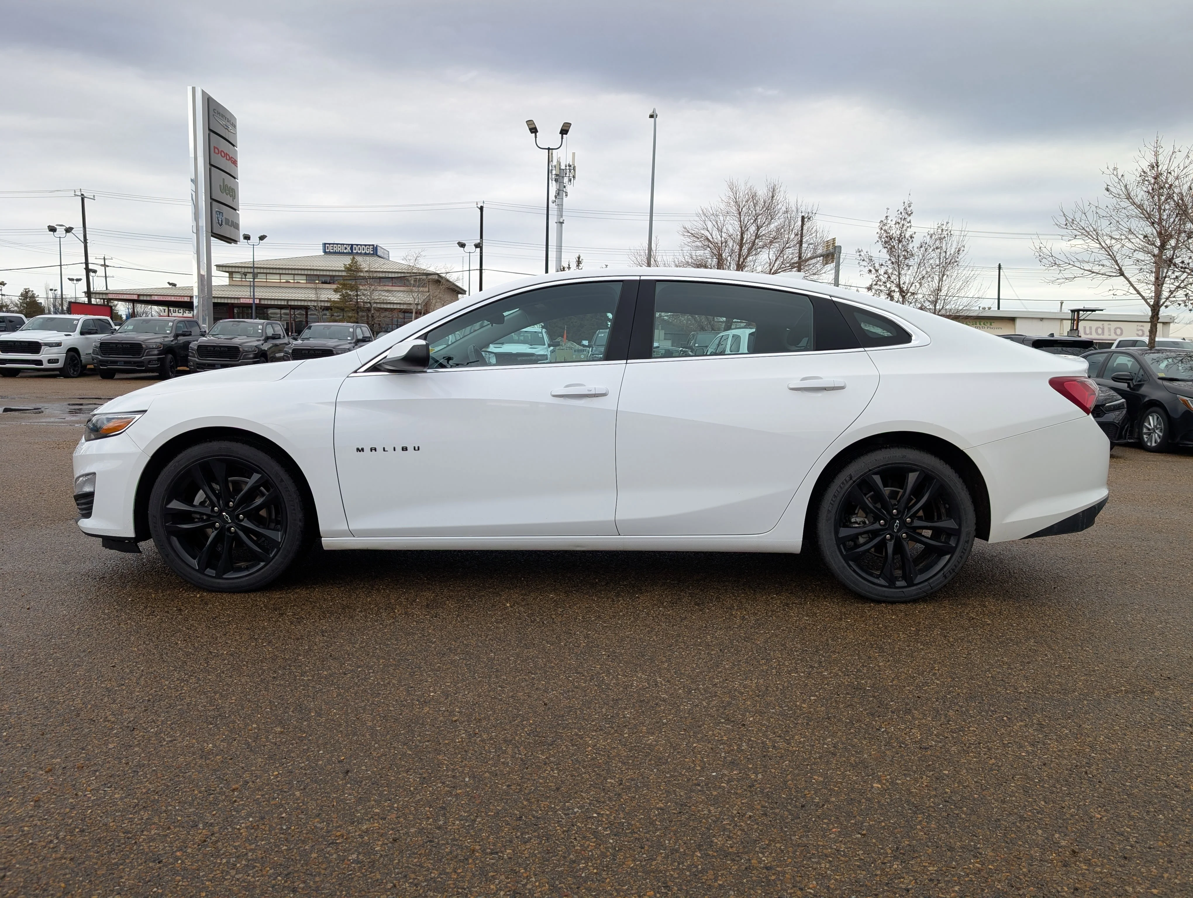 Used 2024 Summit White Chevrolet 1LT image 3