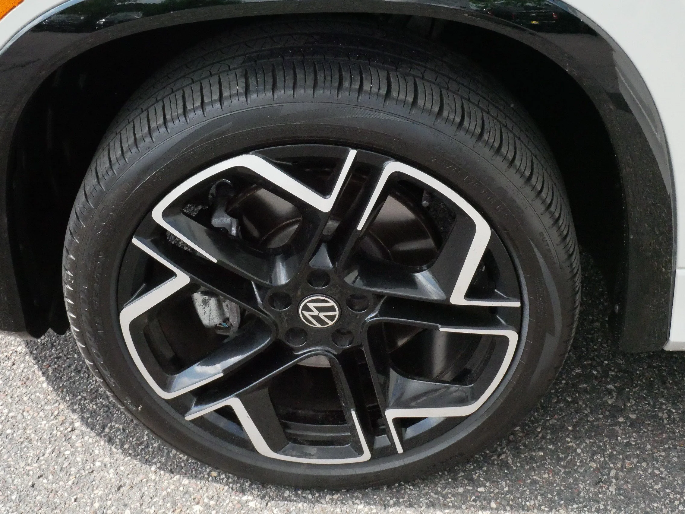 Certified Used 2025 Sandstone Volkswagen SEL R-Line image 15