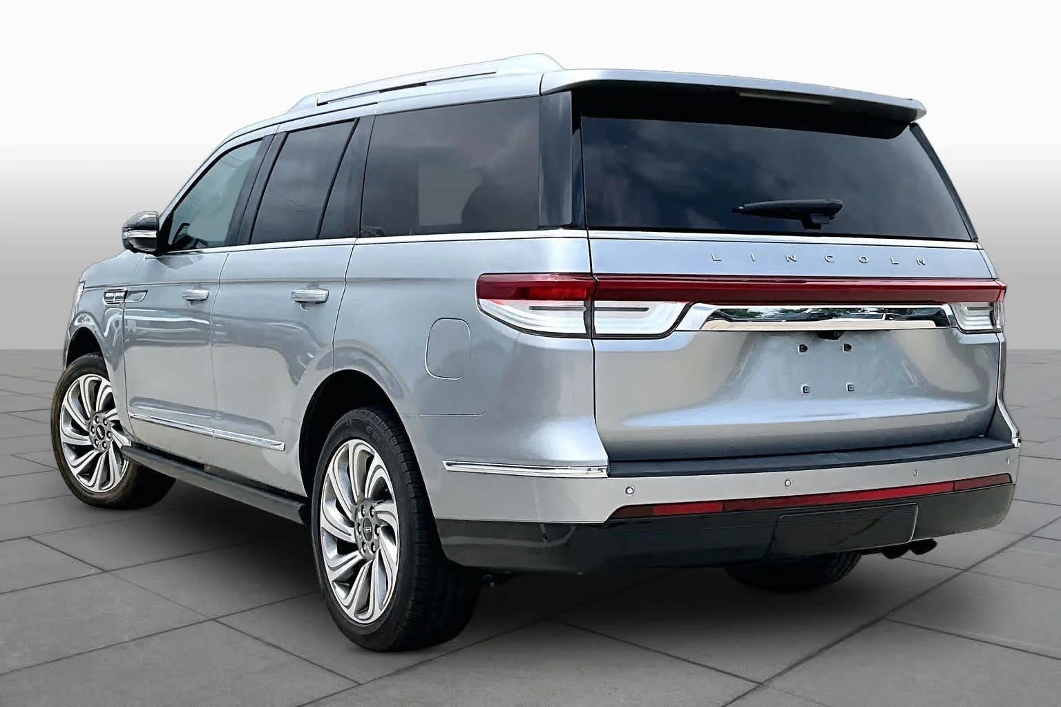 Used 2023 Silver Radiance Lincoln Reserve image 11