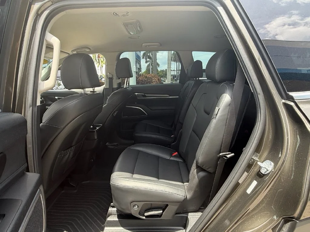 Used 2024 Green Kia S image 12