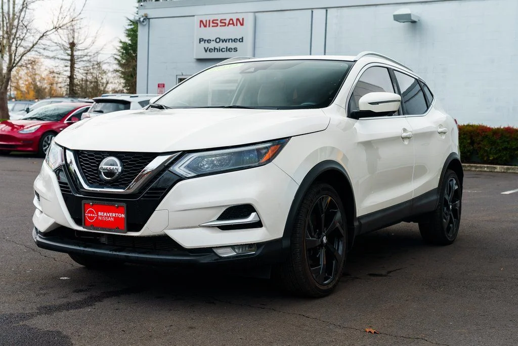 Used 2020 White Nissan SL image 3