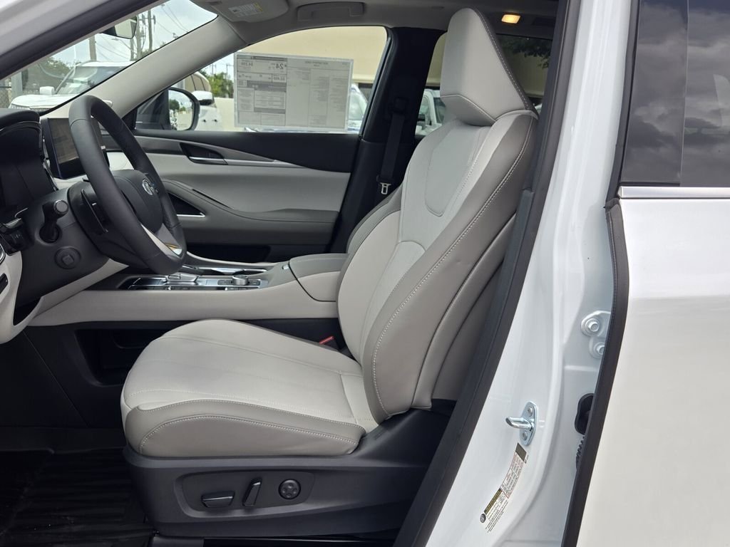 New 2027 RADIANT WHITE INFINITI Luxe FWD image 12