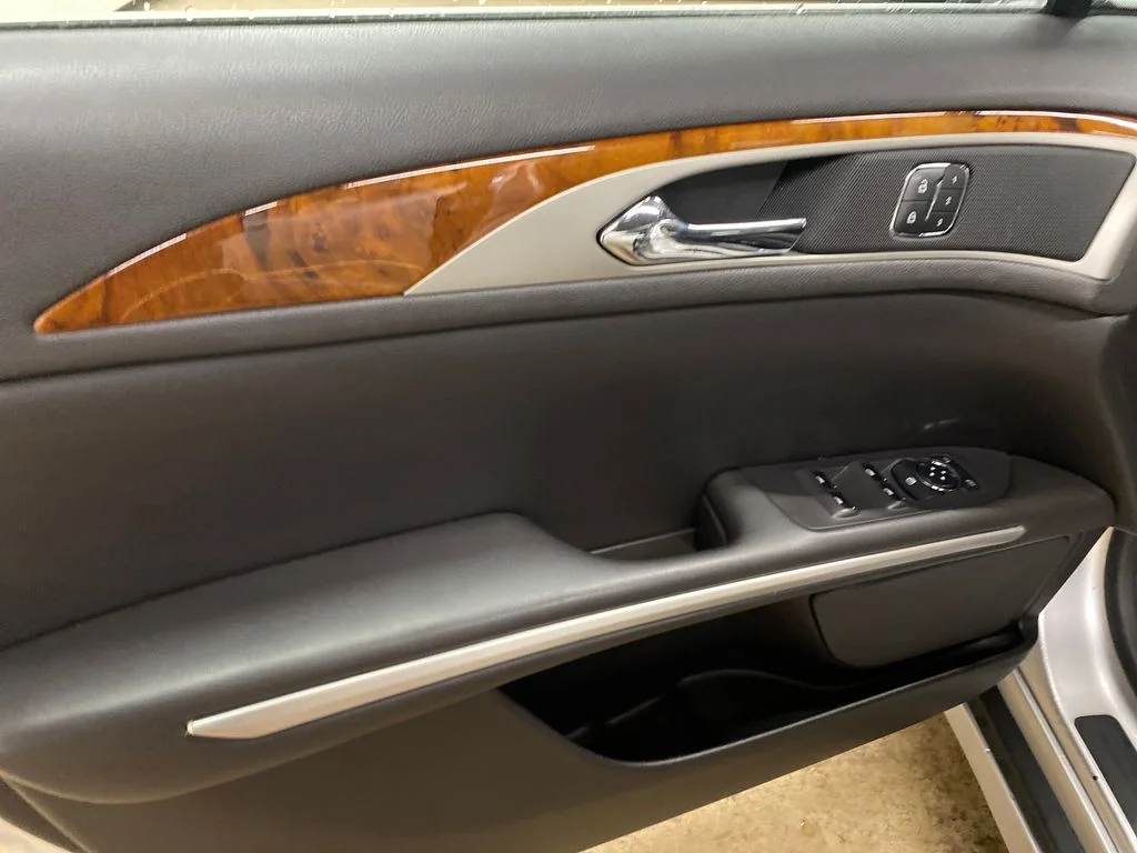 Used 2014 Silver Lincoln Base image 9