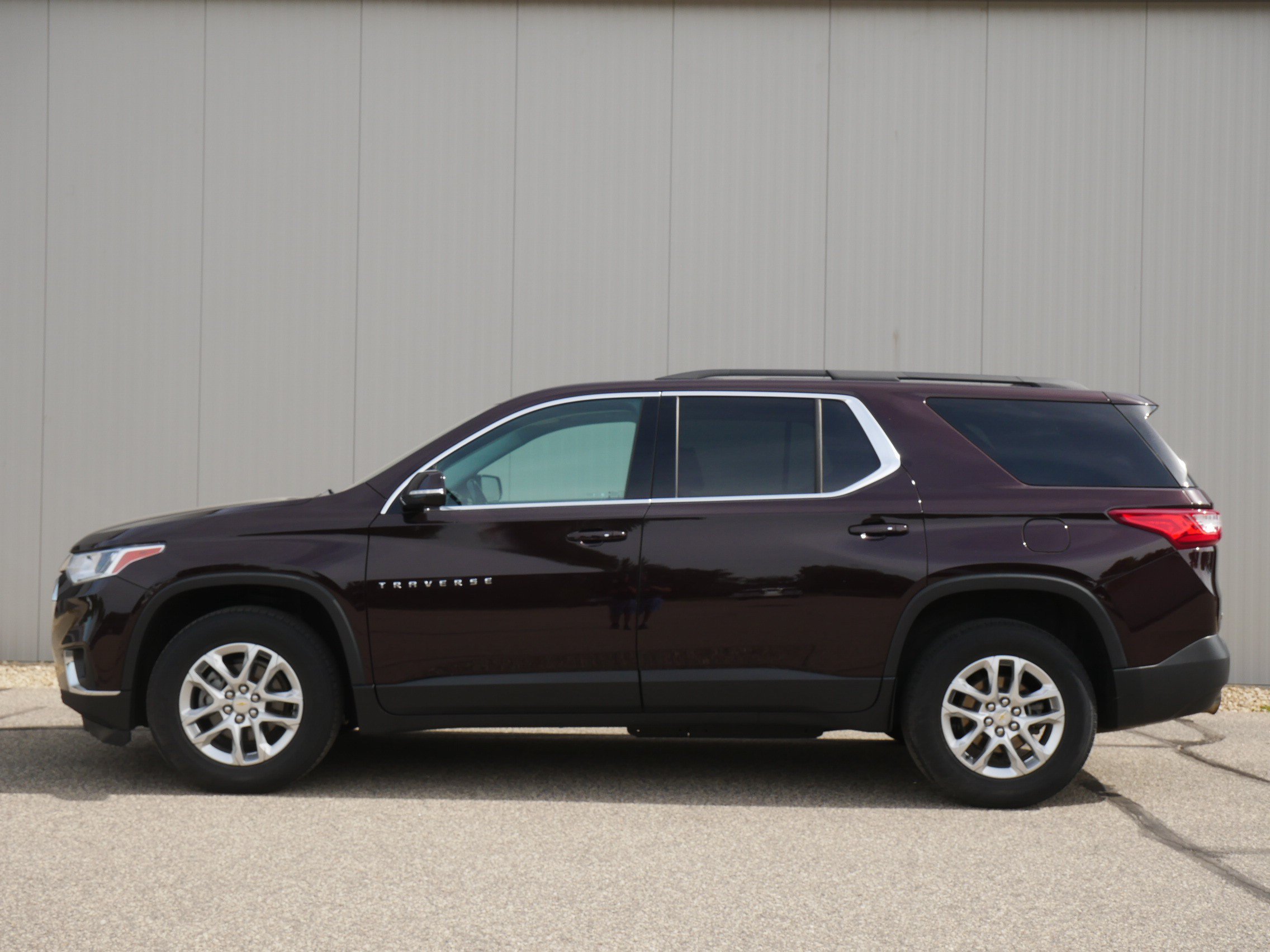 Used 2020 Chevrolet Traverse 1LT with VIN 1GNEVGKW7LJ254506 for sale in Hastings, Minnesota