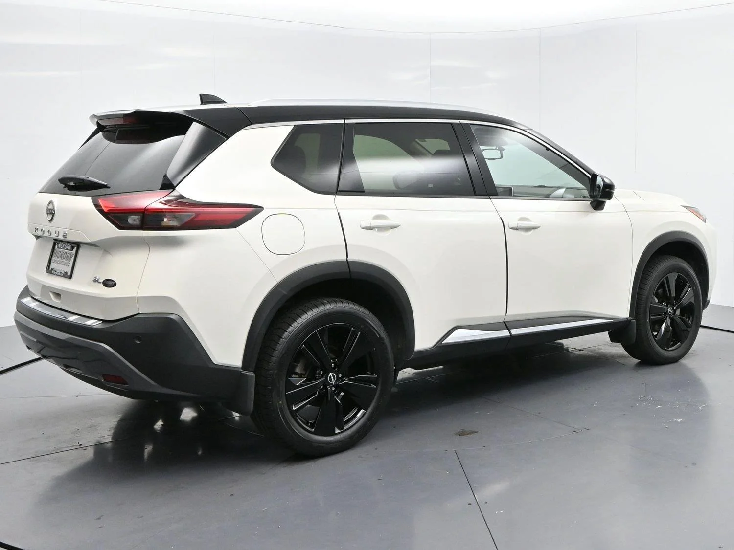 Used 2023 Pearl White Tricoat/Super Black Nissan SL image 7