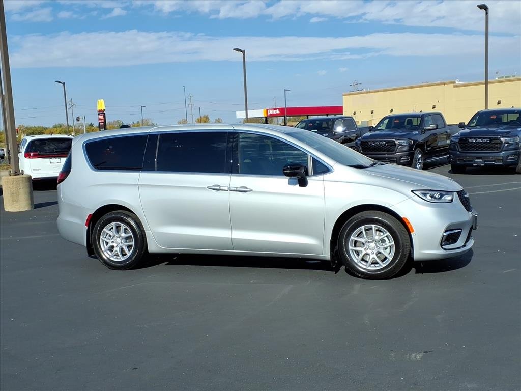 2026 Chrysler Pacifica photo 2