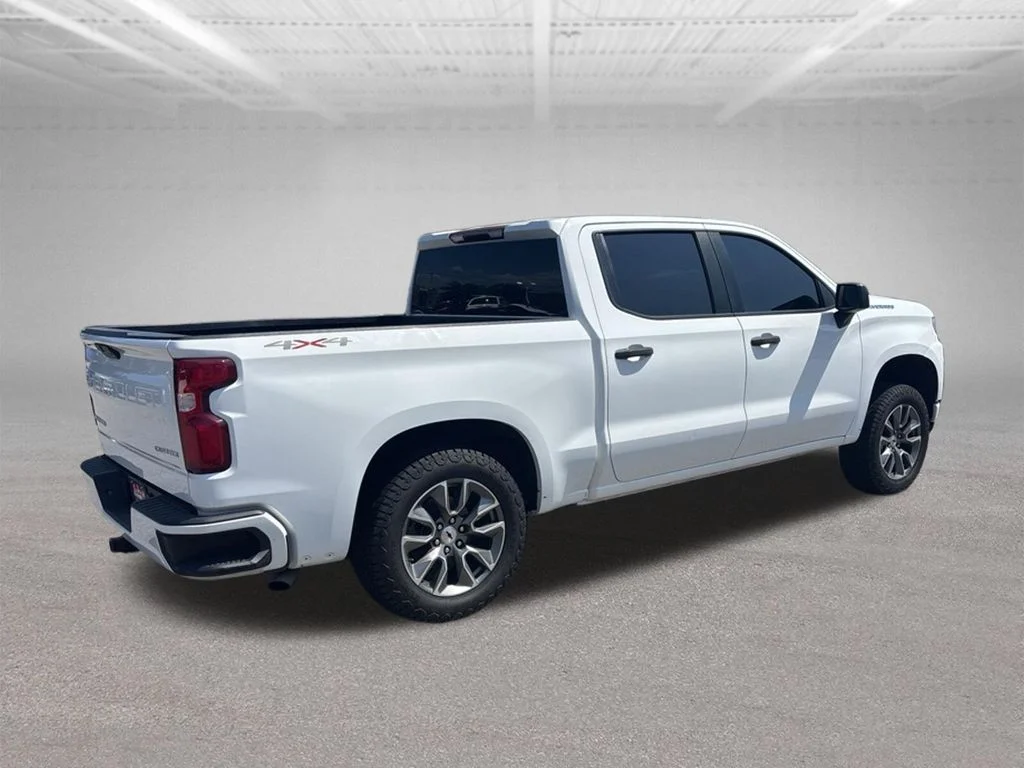 Used 2021 White Chevrolet Custom image 3
